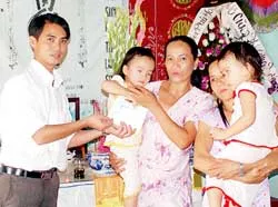 Báo SGGP trao tiền của bạn đọc đến hai cháu Hiếu và Thảo